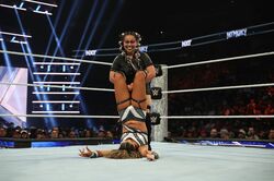 怖すぎる、攻撃が効かない…！ ゾンビのような女子レスラー、強烈インパクトに戦慄