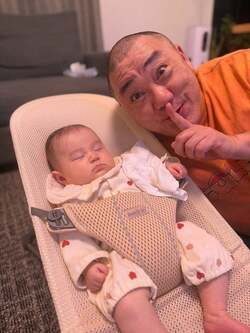  山本圭壱、爆睡していた娘との2ショットを公開「これはシャッターチャンスだとばかりに」 