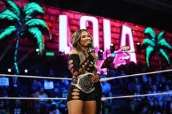 米マット最高峰で史上初の“キューバ人王者”が誕生！ 強さと美しさを兼ね備えた新女王の“国旗モチーフ”ド派手衣装が話題に