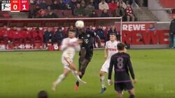 「これはヤバすぎる…」記憶が飛ぶレベルの衝突！空中戦の競り合いで後頭部が顎を打ち抜く危険シーン “ダブルKO”でピッチに倒れこむ緊急事態