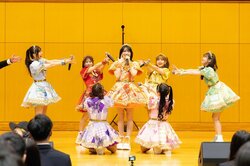 「先生クオリティ高え」卒業式でFRUITS ZIPPERを“サプライズ完コピ”した先生たちにメンバーも生徒も感動「キレッキレだ」