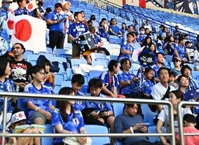 「優れたマナーは永遠。またも良い手本を示した」日本サポの“ゴミ拾い”が反響拡大！海外メディアが絶賛！「彼らには普通のこと。唖然とする」