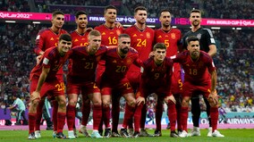 「イニエスタが見守ってる」日本戦前日のスペイン代表、レジェンドOBの訪問にファン反響「勝利以外ありえない」【W杯】