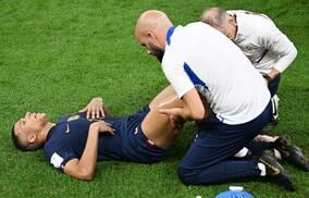 「1人だけVIP待遇」3人がかりで“徹底的”にマッサージされるムバッペの姿が反響！「めっちゃシュール」