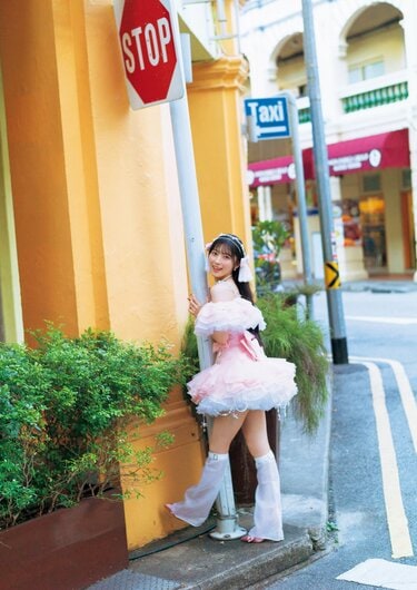 AKB48 17期生・佐藤綺星1st写真集 オサレカンパニー特注衣装を身に