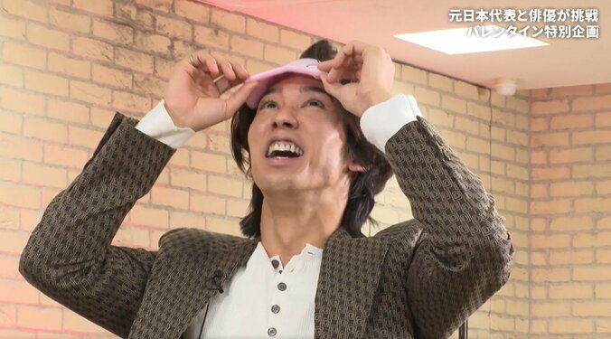 目隠し外したら“あら、イケメン”  人気俳優が“変顔”アイマスクで面白チャレンジ 珍光景に「目隠しの柄w」「面白いこれww」ファンもドキドキ 5枚目