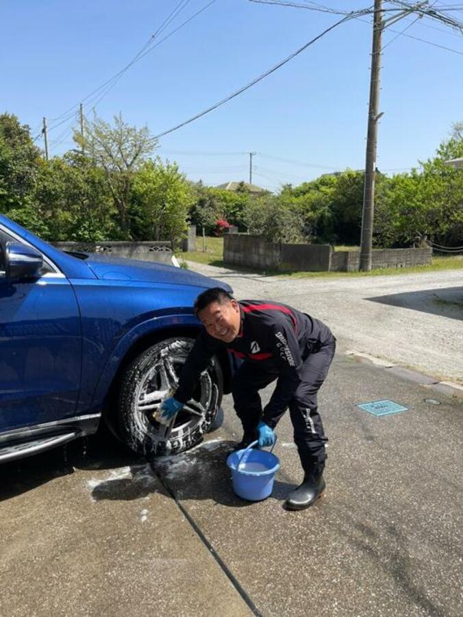  花田虎上、2日間で3台の愛車を洗車「大雨にやられてまた汚れてしまい」  1枚目