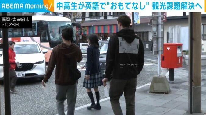 ガイドをする生徒