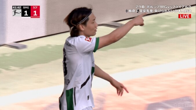 えっ、誰？ 板倉滉の前で“意外な人物”が絶叫！「コーナーキックや！」際どい判定シーンの不満そうな表情とジェスチャーが話題 4枚目