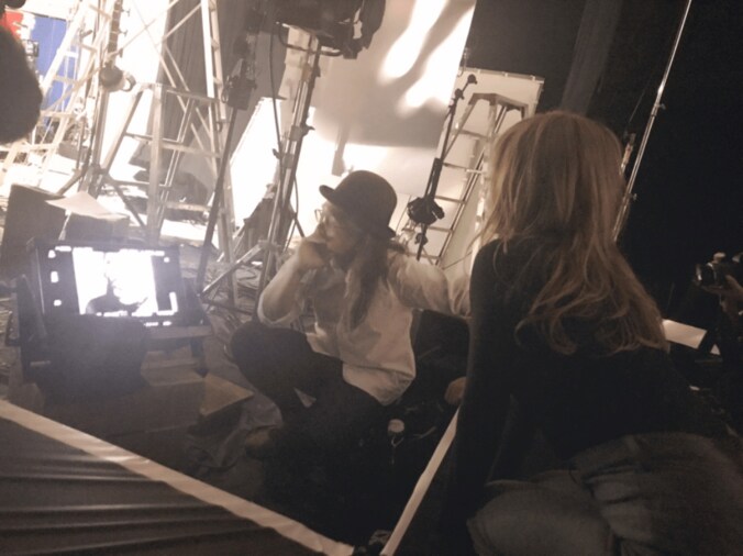 倖田來未、新曲PV撮影で正座？　自撮り加工比較写真や撮影オフショットにファン絶賛の声 2枚目