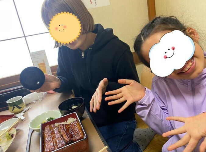 【画像】ウナギを前に嬉しそうにポーズをとるタケトの妻と娘