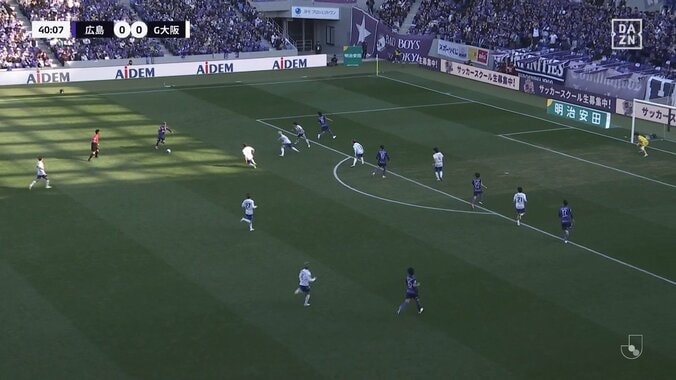 「ゴラッソ過ぎる」元日本代表GKも呆然！超強烈ブレ球無回転ミドル炸裂「理不尽ゴール」「こういう強引なのがいいのよ」 5枚目