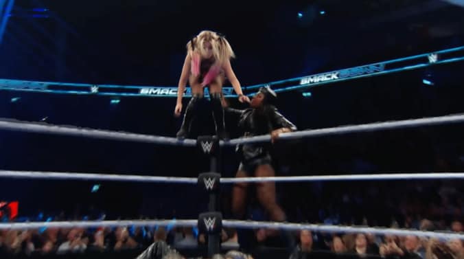 アレクサの背後からラッシュが「ペチン！」