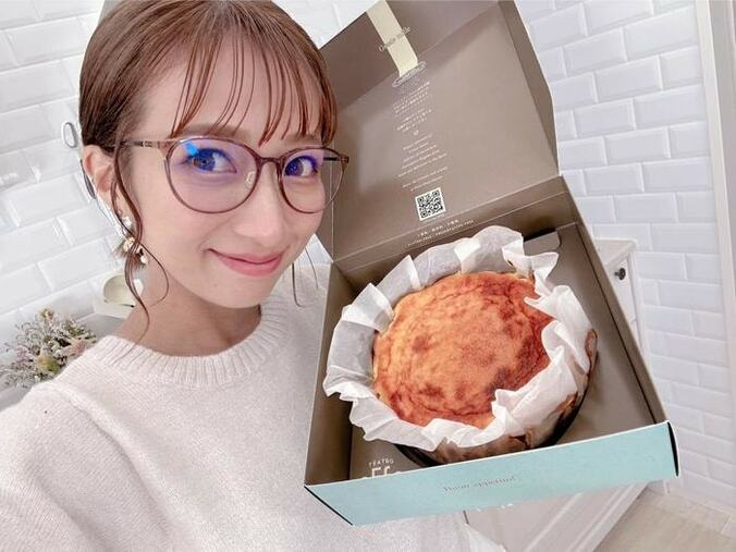  辻希美、保田圭から届いたスイーツを絶賛「永遠食べれるやつ」  1枚目