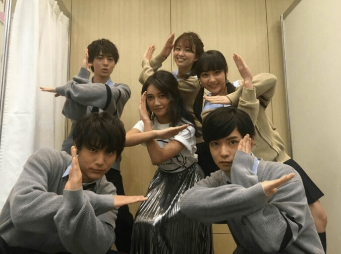 平祐奈&中川大志、千葉雄大らとランウェイをスキップ 2枚目