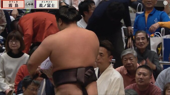 「弁当箱みたいな懸賞束」「懸賞えぐっ」ファン“ドン引き” 霧島、義ノ富士を撃破で大量の懸賞束に 5枚目