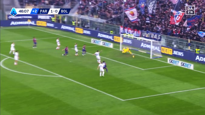 「えぐすぎ！」鈴木彩艶、“爆速反応”で5m至近弾を完全セーブ「リアクション良すぎる」「それ止めるか」日本代表GKが左手一本で魅せた瞬間 3枚目