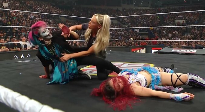 「レフェリー何してる！」「ひどい」日本人女子レスラーが衝撃の介入 タップしても離さず大ブーイング 因縁は“史上初”の直接対決へ 4枚目