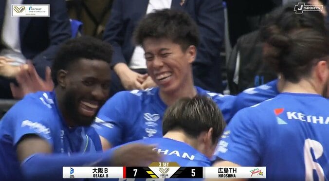 見事なスパイクを決め歓喜する富田将馬