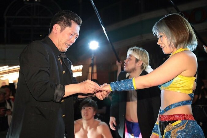 「僕は死にましぇん！」トラックに轢かれてプロポーズ  DDT路上プロレスで大石真翔と大畠美咲が“マジ”結婚 2枚目
