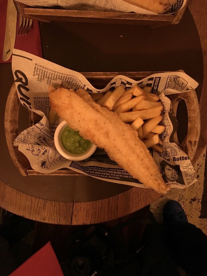 店内はまるで迷宮！  ロンドンの元修道院パブでフィッシュ＆チップスとビールを堪能