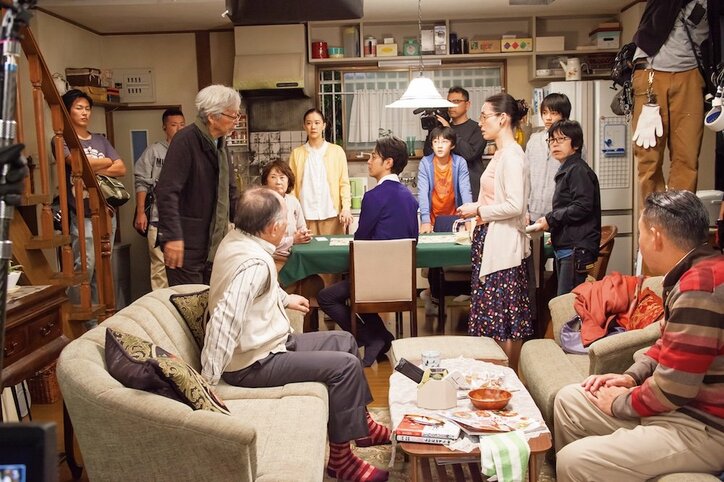 映画『妻よ薔薇のように　家族はつらいよIII』シリーズ恒例・豪華キャストの送る家族会議シーンが解禁