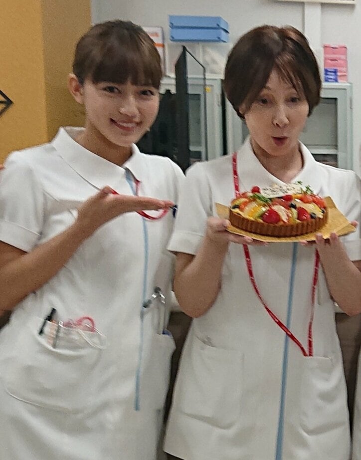 YOU『ヒモメン』現場で川口春奈らからサプライズ誕生日祝福　ナース姿で記念撮影も