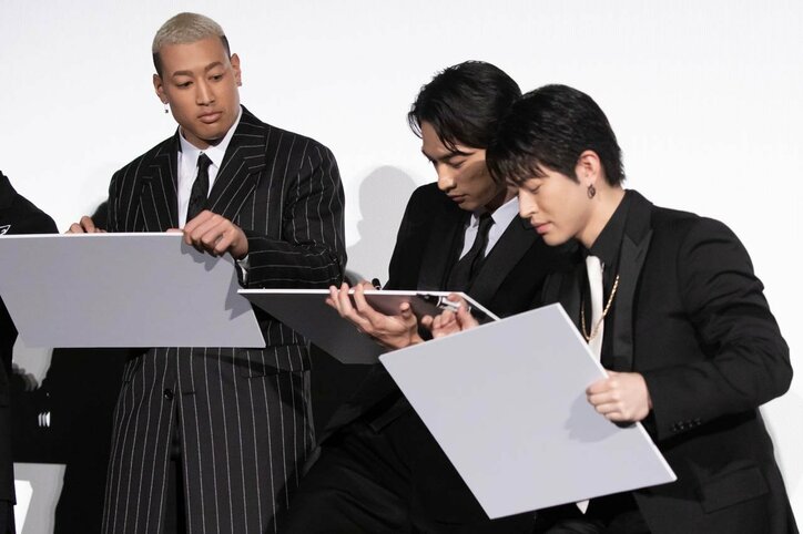 片寄涼太、鈴木伸之、町田啓太、佐野玲於ら“王子たち”が白石聖の似顔絵で対決!『PRINCE OF LEGEND』初日舞台挨拶