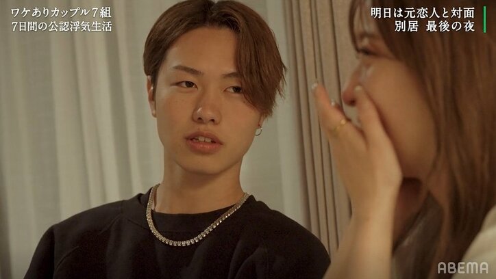 ほろ酔いの33歳イケメン会社員、年下美女を連れ出し耳元でガンガンアピール「おでこ合わせたい」『隣恋3』第4話