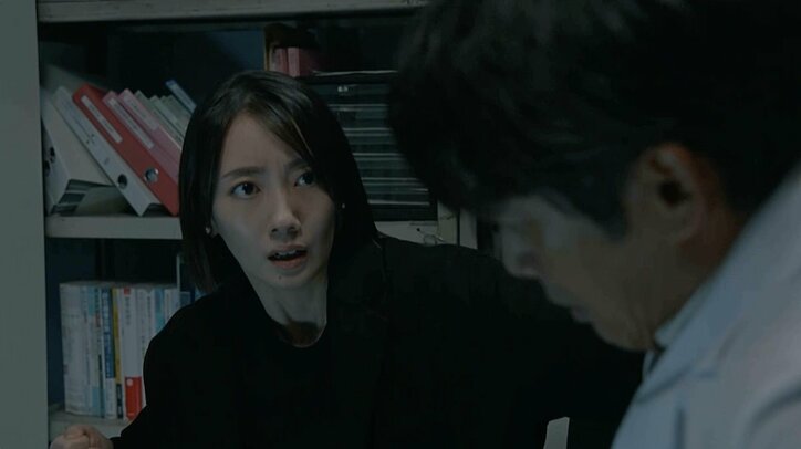 【写真・画像】倉科カナ、貫禄たっぷりのドレス姿で妖艶な微笑み…謎多き美人ラウンジ嬢役の“視線演技”に「美しすぎて怖い」『グレイトギフト』3話　3枚目