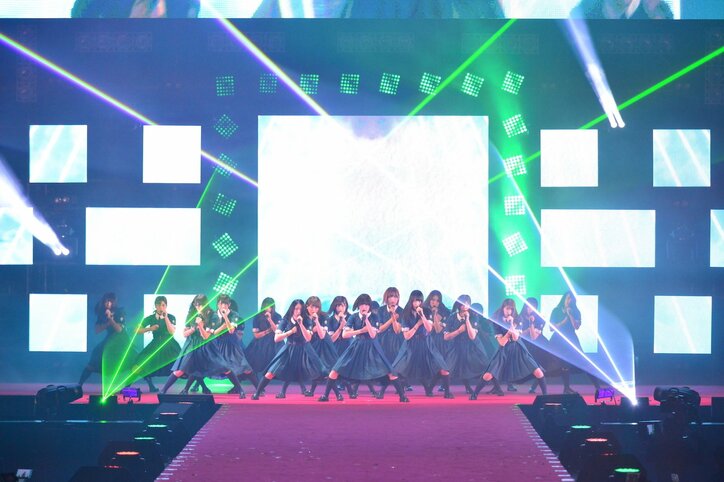 欅坂46、緑の光で彩られた「ガールズアワード」で熱演