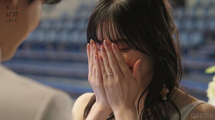 瀬戸利樹、妻・紺野彩夏に誓いのキス！ロマンチックな瞬間に川島海荷も「こんな豪華なキスある？」『私たち結婚しました4』第1話