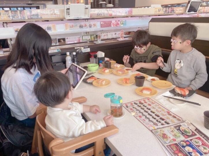 辻希美&杉浦太陽、家族でかっぱ寿司へ「みんなで食べると皿の量も凄いことに」