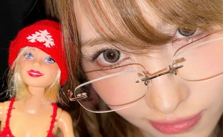 TWICE・MOMOの自宅写真を公開…バービーコレクションや自作のイラストも披露「可愛い！」「おしゃれ！」絶賛の声