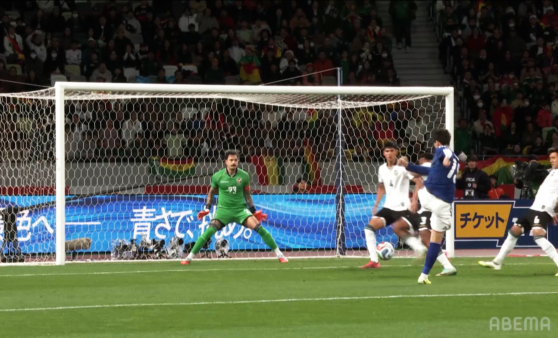 ボレーを放つ鎌田大地