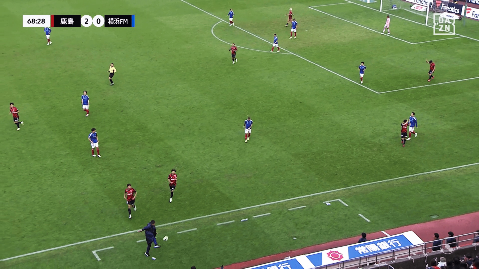 クリアボールをコントロールする鬼木監督