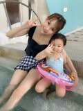 上原さくら、水着姿での娘との2ショットを公開「足細い」「20代にしか見えない」の声