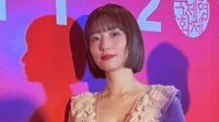MEGUMI、胸元大胆デザインのドレスで釜山映画祭に登場 上白石萌歌も絶賛「美しい！」