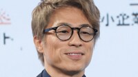田村淳(50)巨大なクリスマスツリーが置かれた自宅公開 娘2人と飾り付けしている姿に「いいパパしてますね！」など反響
