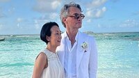 パリ在住・中村江里子アナ 砂浜でラブラブ夫婦ショット
