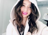 谷まりあ、白いフードを被った可愛いドアップショットに称賛の声「めちゃくちゃ可愛い」「世界一美人」