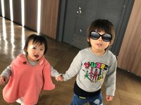 大渕愛子『恋人同士のような兄妹の手繋ぎ写真』