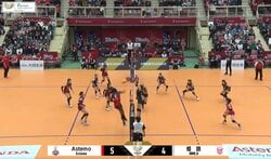 女子バレー、177センチの選手が195センチの長身選手を1人で完璧ブロック！  見事な瞬間