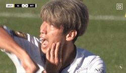 大迫勇也が激昂！ 顔面“肘打ち”で悶絶→カードなし判定に猛抗議「マジでふざけるな」「意図的だ」柏ジエゴは“悪癖”連発で後に退場