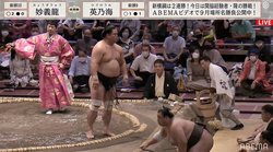 「んっ？」勝った力士が“キョトン顔”、館内も騒然 一瞬の出来事に実況「不完全燃焼でした」