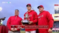 大谷翔平、3年連続でチームMVPを受賞 表彰式で“笑顔”、左手でトロフィー受け取り記念撮影