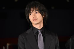 山崎賢人、主演映画の無観客舞台挨拶に「寂しい」とポツリ　寛一郎は必死に盛り上げる