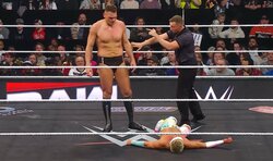 そこまでやるか？ 日本人男子レスラー、米マットで衝撃の失神負け 「足が浮いてる…」放送席絶句