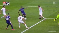 「えぐい」世界最高“10秒”爆速カウンターが炸裂した瞬間　“怪物”の独走高速ラン→スルーパス→圧巻フィニッシュも「簡単にやりすぎて草」