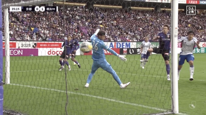 「誰も止められない…」横浜FMを救った“悪魔の左足”に騒然！「カーブの軌道えぐすぎ」助っ人MFが神クロスで完璧アシスト 5枚目